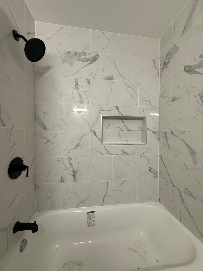 Building Photo - 3 BEDROOM 2 BATHS