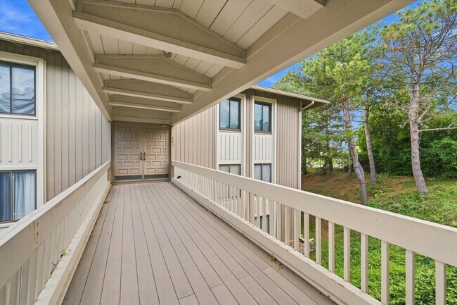 Building Photo - 893 Cliffs Dr