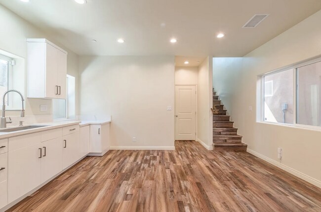 Building Photo - 3258 1/2 Dundas St.