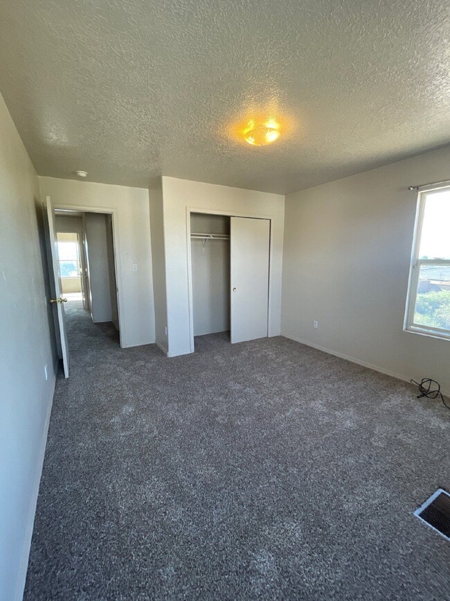 Building Photo - Two story 3 bedroom!