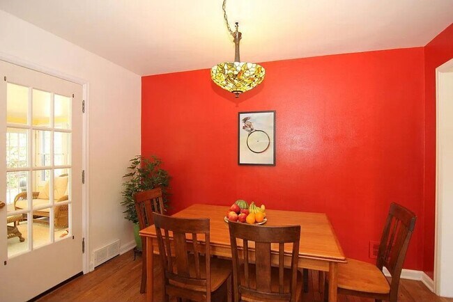 Building Photo - Now Leasing! Charming Home in One of Madis...