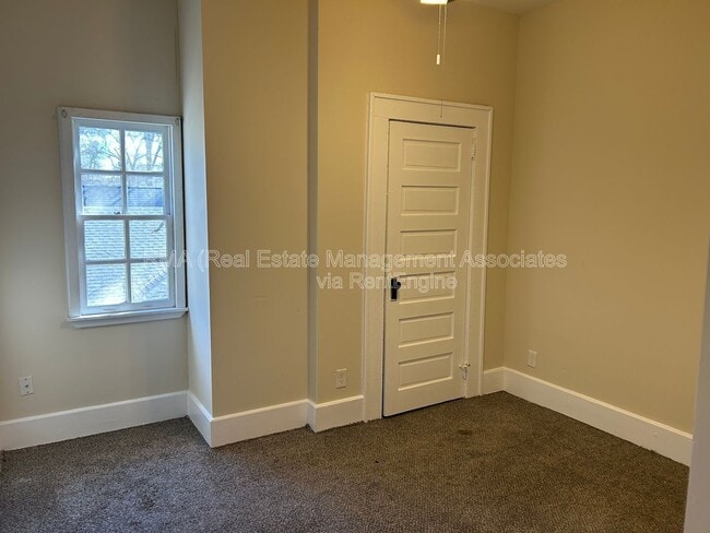 Building Photo - 631 W Poplar St