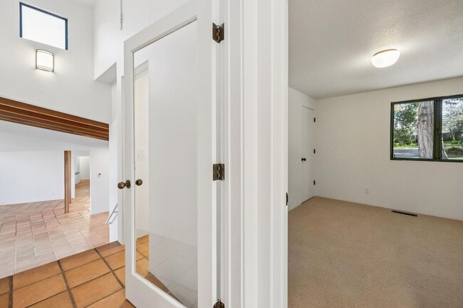 Building Photo - Charming 4BR Home Available in Private Portola Valley Cul de Sac