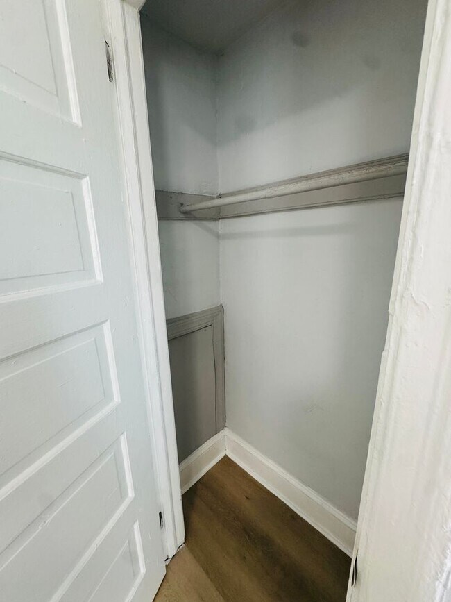 Building Photo - Remodeled 3bd/1 House with Rear yard!! SEC...