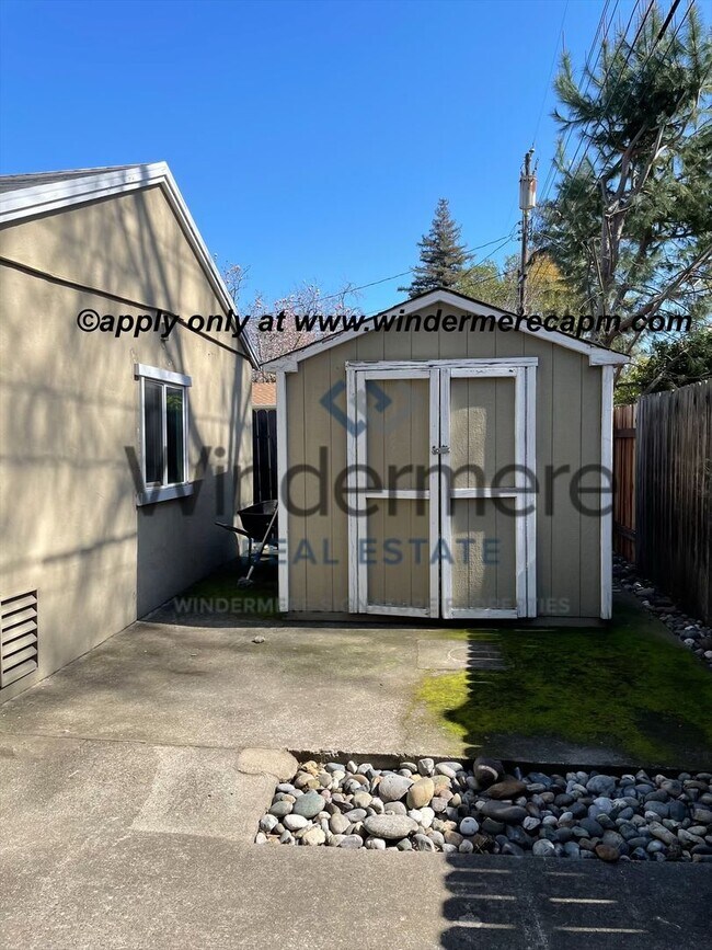 Building Photo - Charming Upper Land Park Home with Vintage Character and Natural Light — 2 Bed, 1 Bath