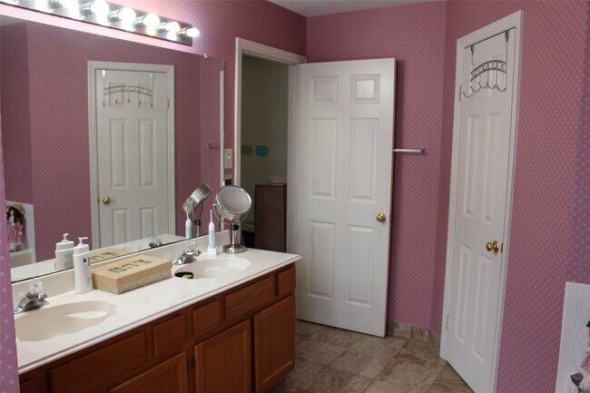 Building Photo - 7063 River Garden Dr