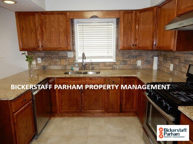 Building Photo - 4 Bedroom 2 Bath Located Off Of Double Chu...