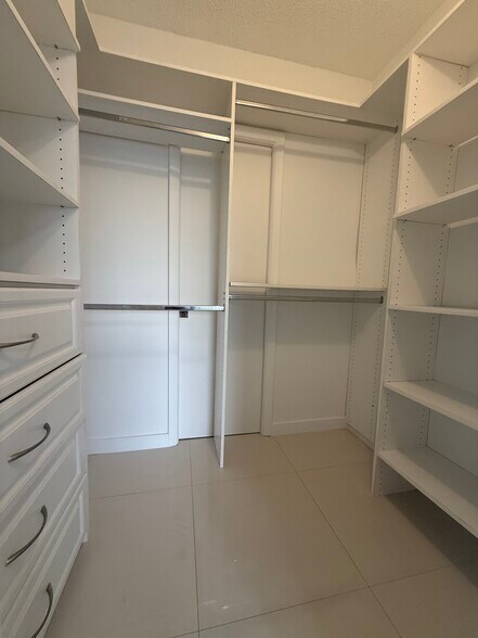 Building Photo - 2582 W 56th St