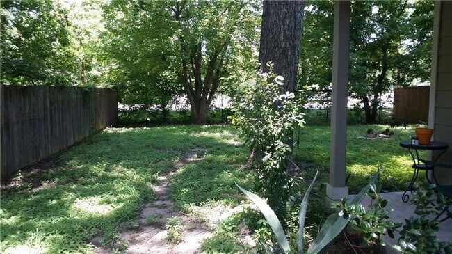 Building Photo - Cute Cottage in Govalle/ACC Campus Area!