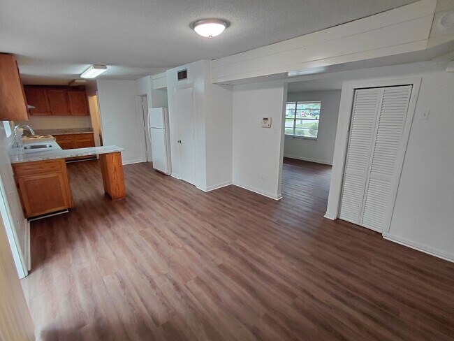 Building Photo - 2412 Almond Dr