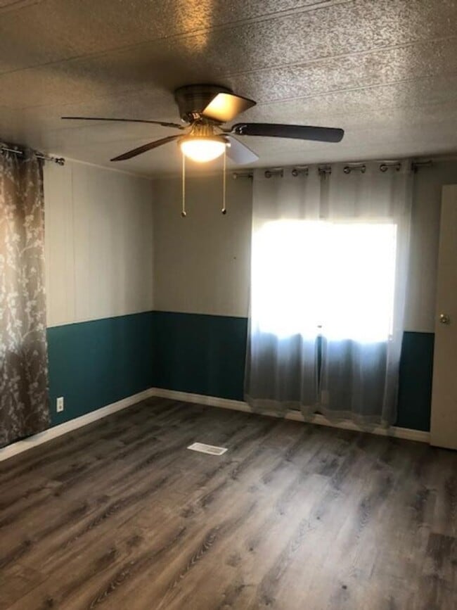 Building Photo - 2 BEDROOM 2 BATH MOBILE ON 2.21 ACRES IN LAKE TROPICANA RANCHETTES