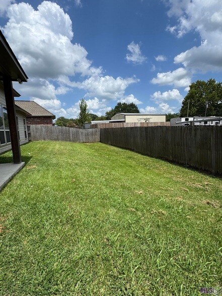 Building Photo - 41035 Talonwood Dr