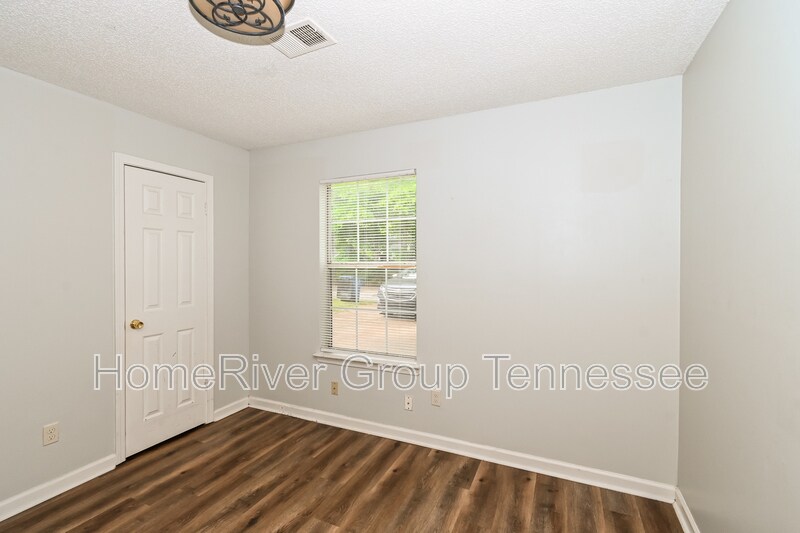 Building Photo - 7007 Village Ln
