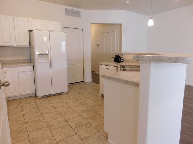 Building Photo - Modern Energy Star Condo