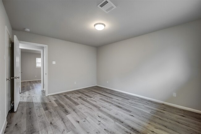 Building Photo - 5451 Loch Lomond Dr