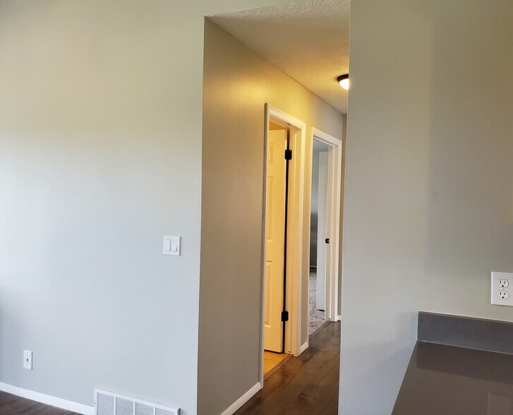 Building Photo - 940 W Red Oaks Dr