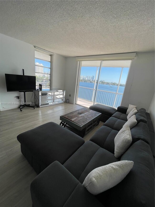 Building Photo - 2910 Point E Dr