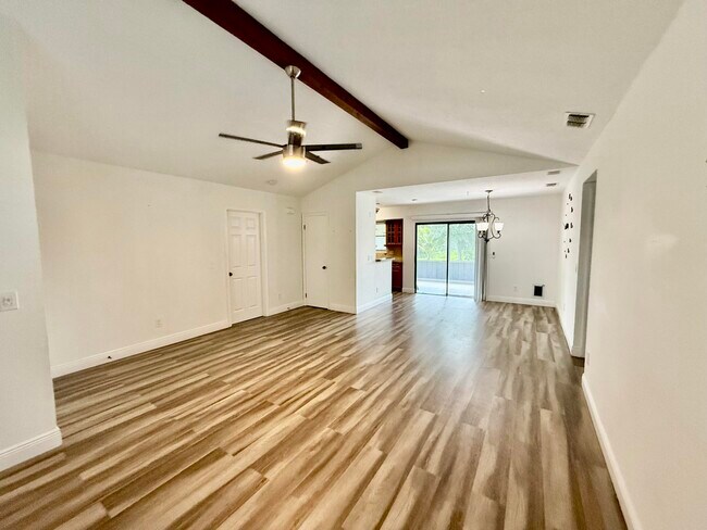 Building Photo - 2409 SW Hinchman St