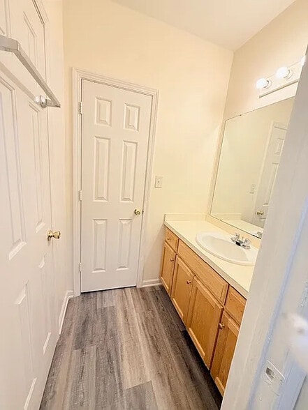 Building Photo - Room in Duplex on North St