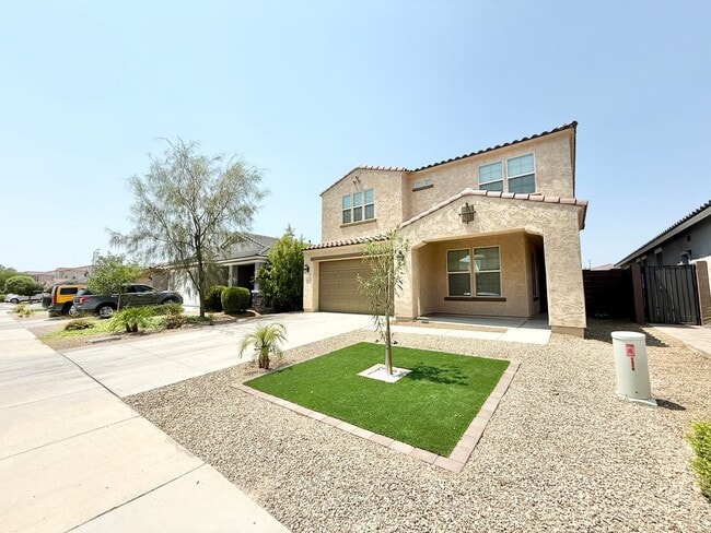 Building Photo - Charming 5-bed, 3-bath home with Pool/Spa ...