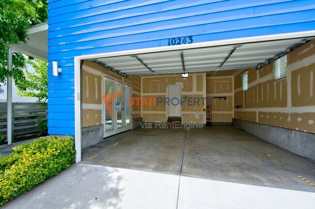 Building Photo - 10243 Petaluma Way