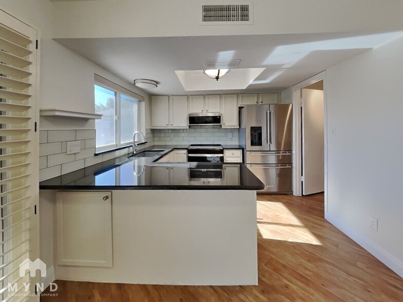 Building Photo - 4547 E San Gabriel Ave