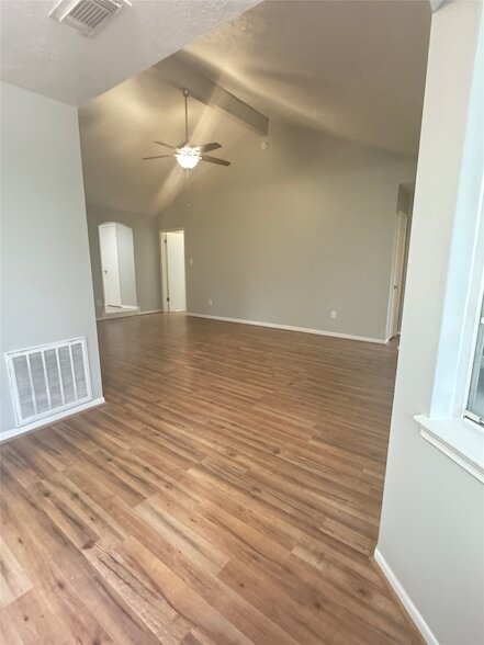 Building Photo - 2019 Redwood St