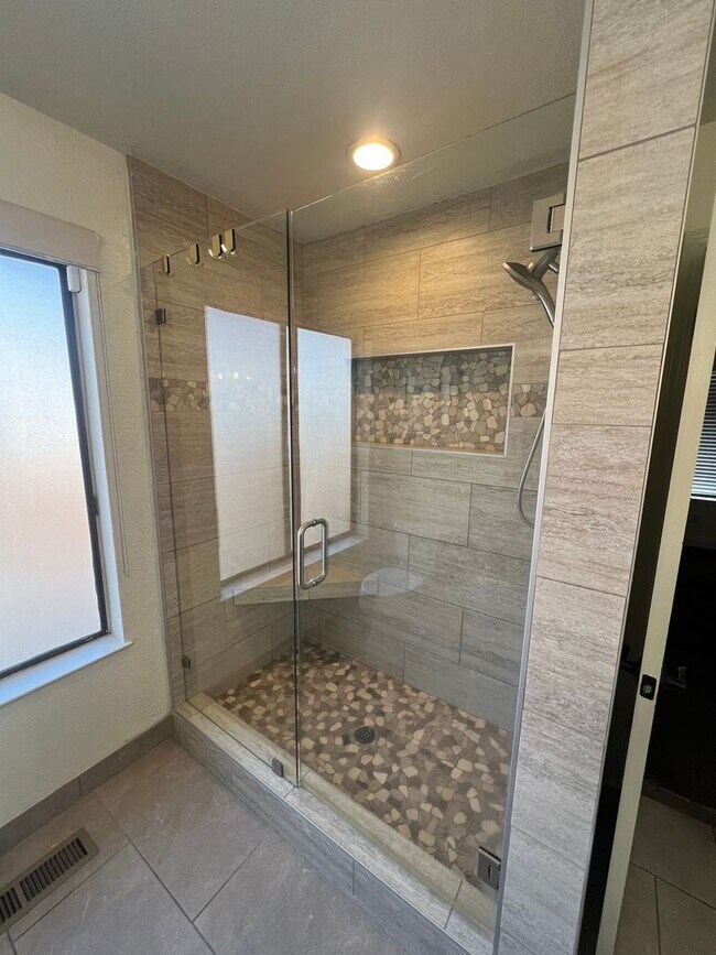 Building Photo - 3 bedroom, 2 bathroom, 1447 Sq Ft