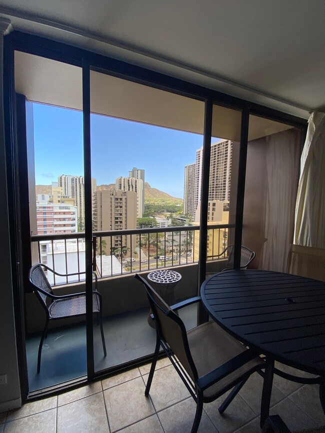 Building Photo - Monte Vista: 2-bed, 1-bath fully furnished...