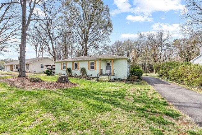 Building Photo - 5711 Oak Dr