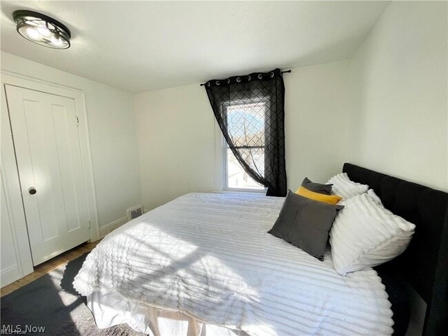 Building Photo - 250 Center Rd