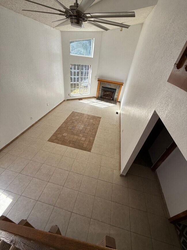 Building Photo - 3 bedroom 2.5 bath, 2 car garage off Easte...