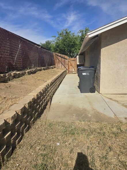 Building Photo - 42030 Blueflax Ave