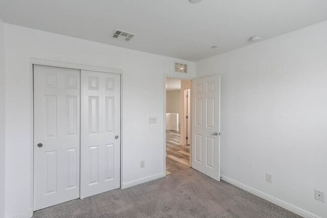 Building Photo - 3 Bed, 2 Bath Townhome Just Outside of Nel...
