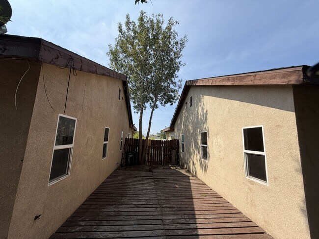 Building Photo - RV T 7216 Yates St Unit A