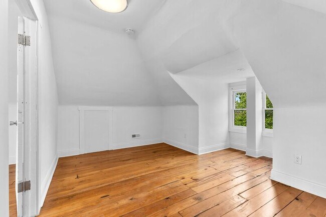 Building Photo - 429 1/2 S. Champion Avenue
