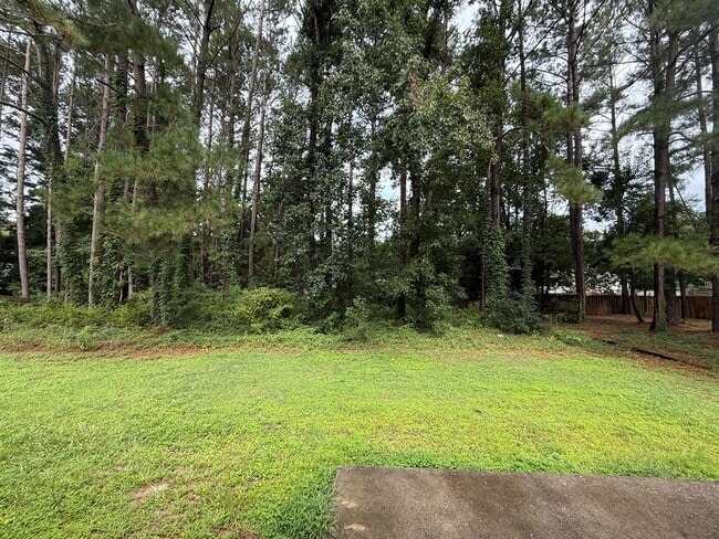 Building Photo - 3 bed, 2 bath home with back yard and one ...