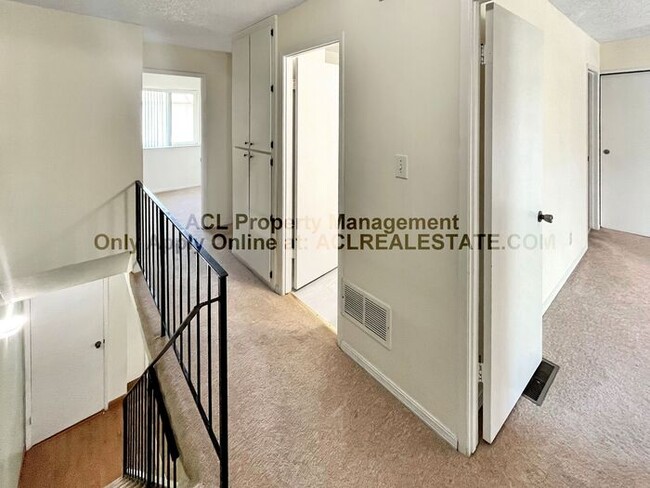 Building Photo - Spacious & Upgraded 4-Bedroom Townhouse in...