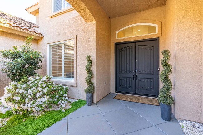 Building Photo - 1103 E Newhall Dr
