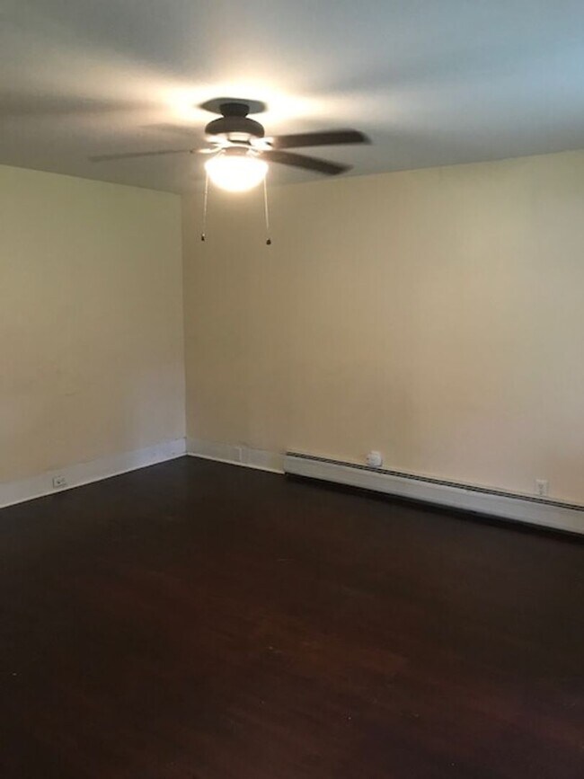 Building Photo - 309 W Broad St