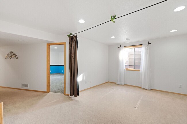 Building Photo - Spacious 5-Bedroom, 4-Bathroom home in Wes...