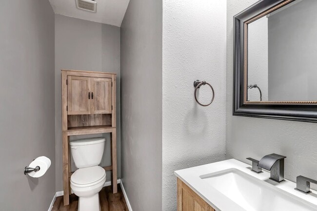 Building Photo - Skyway Condo, 2 Bed, 1.5 Bath, Secure Building