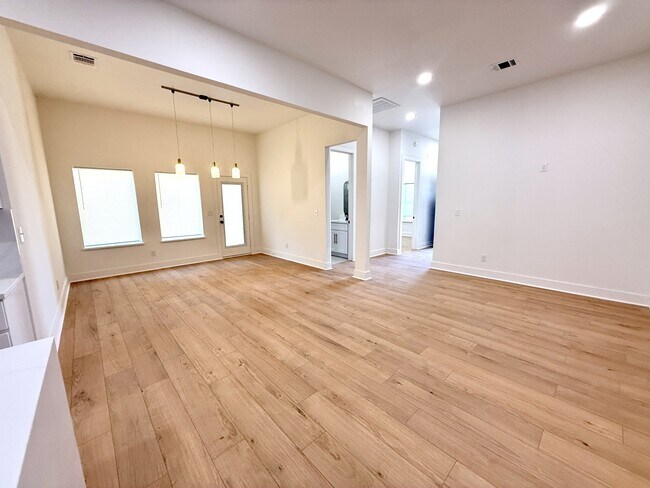 Building Photo - 921 S.Franklin Dr