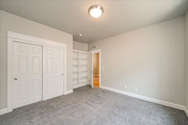 Building Photo - Beautiful Home in Desired Hazelwood Subdiv...