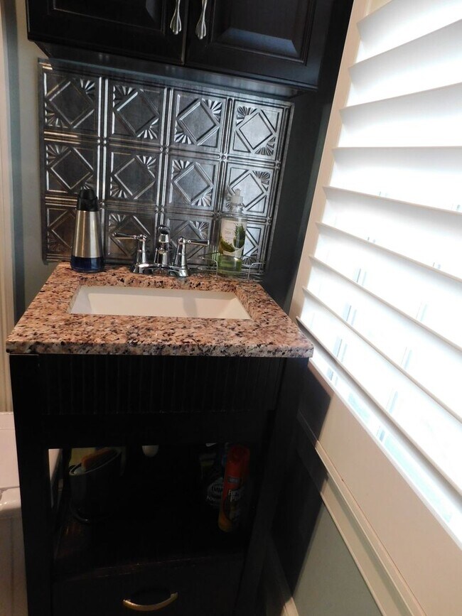 Building Photo - Fully furnished in-law suite with views of...