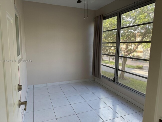 Building Photo - 5061 W Oakland Park Blvd