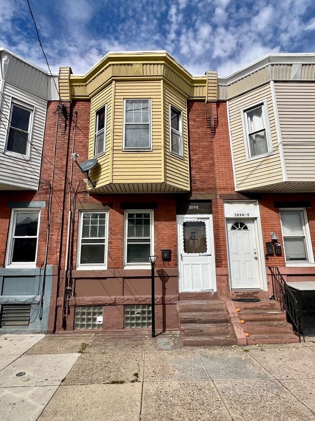 Building Photo - Spacious 3-Bedroom Townhome in Port Richmond! Available mid-April!