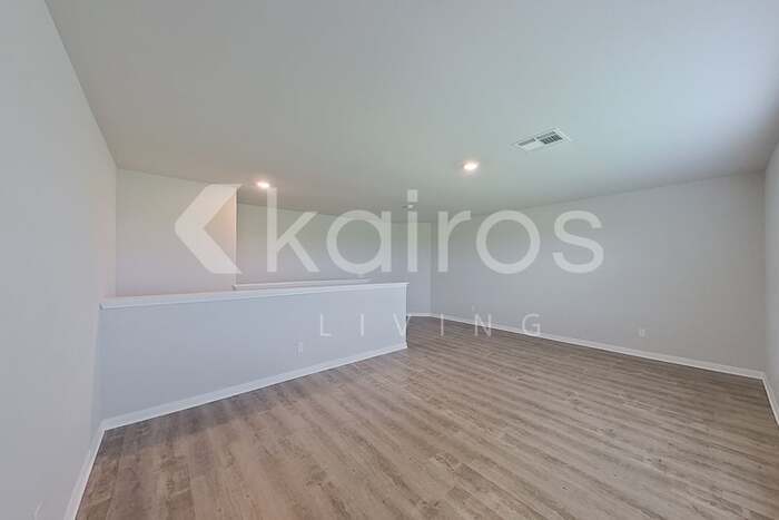 Building Photo - 712 St James Pl