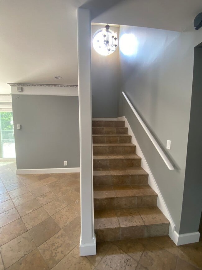 Building Photo - Remodeled 3 bed, 3 bath home on East end of Simi Valley