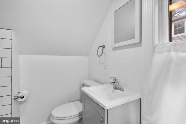 Building Photo - 715 Anderson Ave